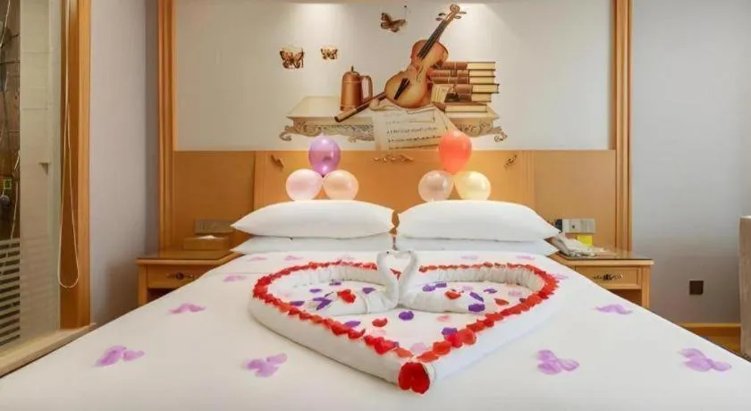 Bed in Vienna Hotel Guangdong Shaoguan Ruyuan Yao Cultural Square