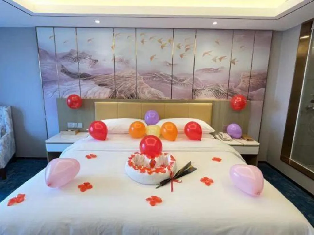 Bed in Venus Royal Hotel Guangxi Wuzhou Sanqicheng Meiguihu Park