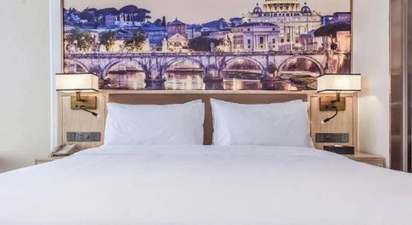 Bed in Vienna Hotel Sichuan Hejiang Yangtze River Bridge