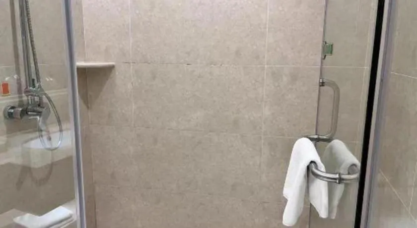 Vienna Hotel Xinfeng West High-Speed Railway Station