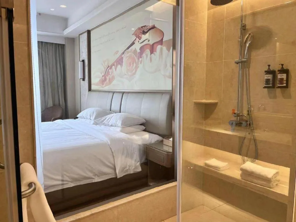 Bed in Vienna Hotel Xinfeng West High-Speed Railway Station