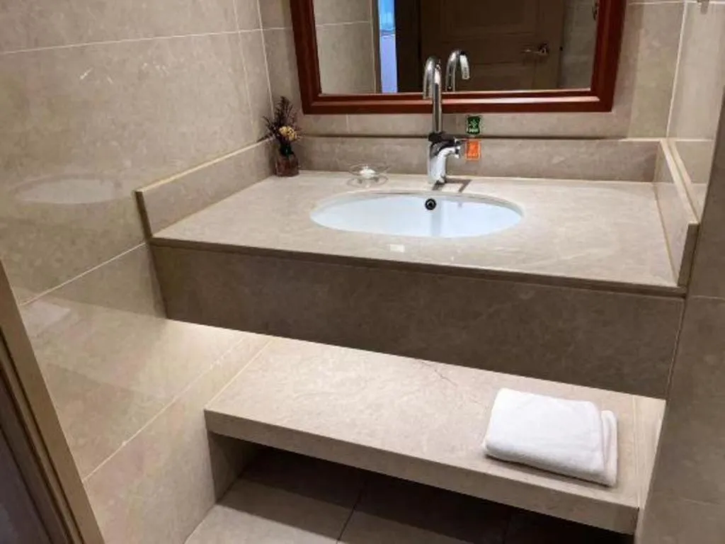 Vienna Hotel Xinfeng West High-Speed Railway Station