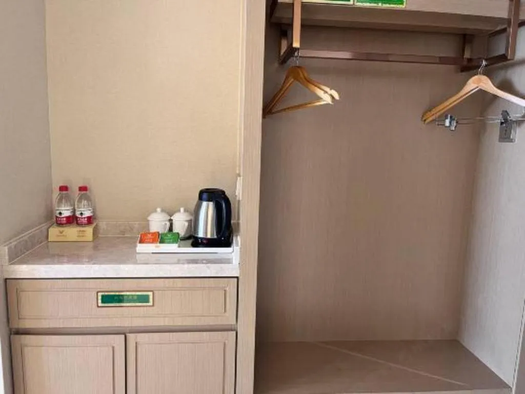 Vienna Hotel Xinfeng West High-Speed Railway Station