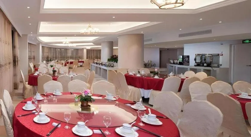 Vienna Hotel Xinfeng West High-Speed Railway Station