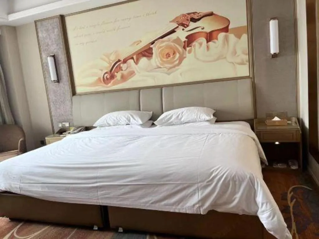Bed in Vienna Hotel Xinfeng West High-Speed Railway Station