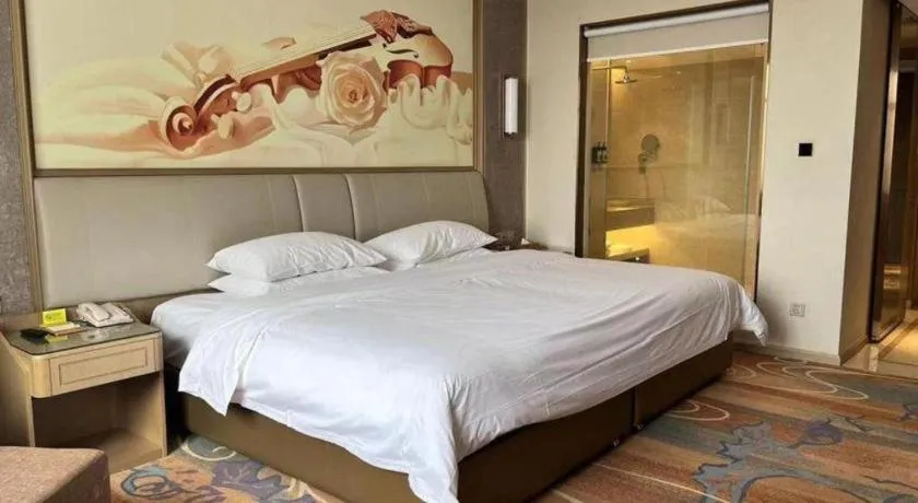 Bed in Vienna Hotel Xinfeng West High-Speed Railway Station