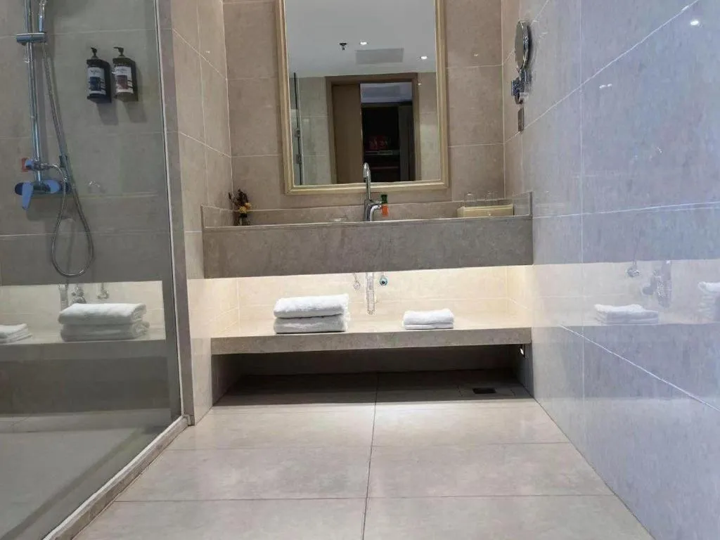 Vienna Hotel Xinfeng West High-Speed Railway Station