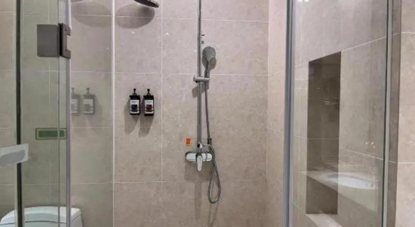 Vienna Hotel Xinfeng West High-Speed Railway Station