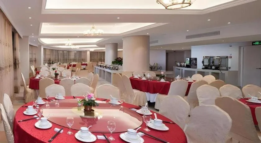 Vienna Hotel Xinfeng West High-Speed Railway Station