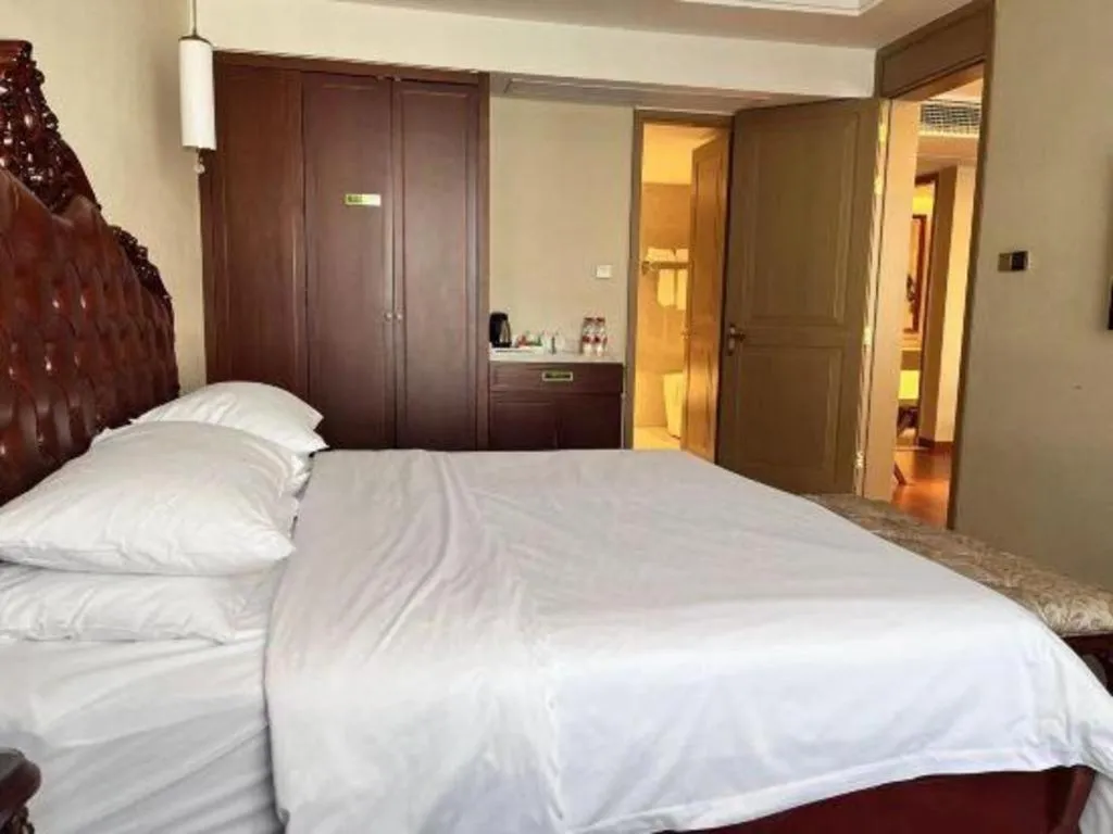 Bed in Vienna Hotel Xinfeng West High-Speed Railway Station