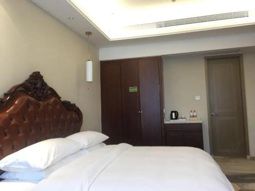 Bed in Vienna Hotel Xinfeng West High-Speed Railway Station