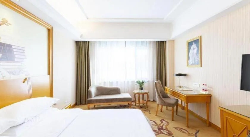 Bed in Vienna Hotel Shanxi Datong High-Speed Railway Station Wanda Plaza