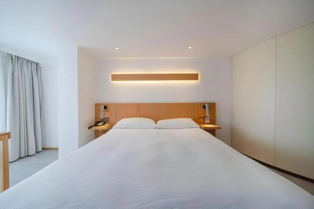 Bed in Meijin All Suites Hotel Suzhou