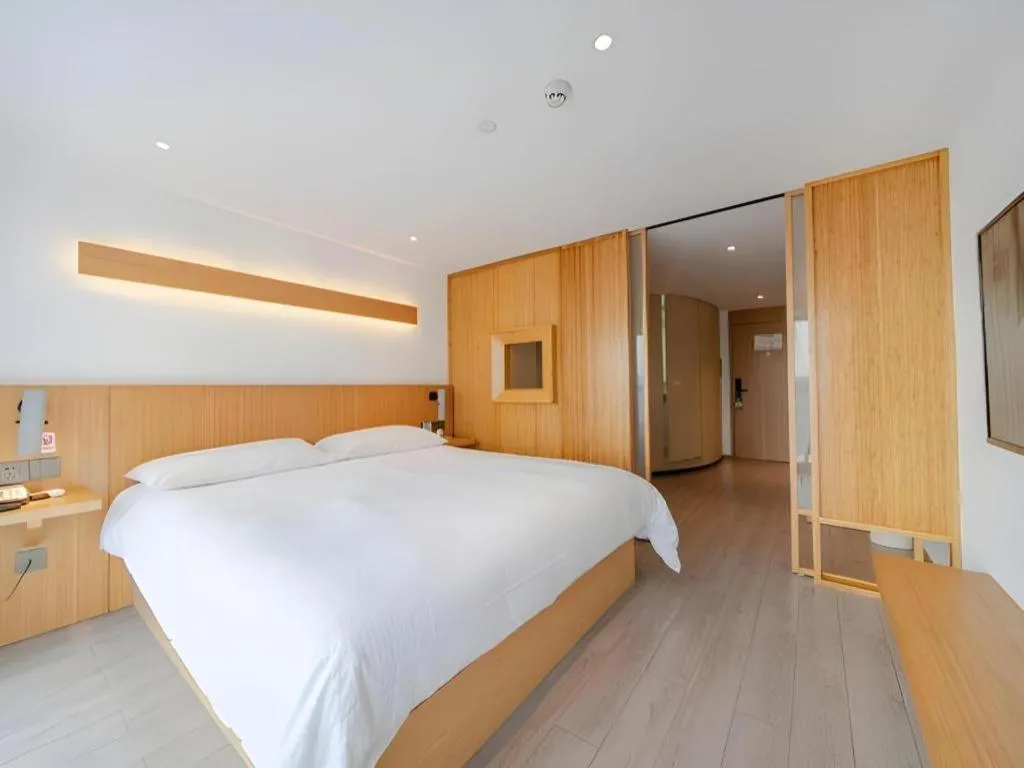 Bed in Meijin All Suites Hotel Suzhou