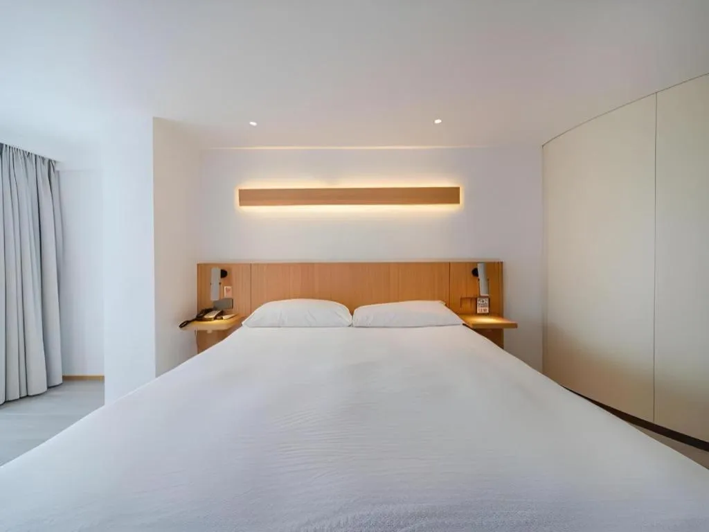 Bed in Meijin All Suites Hotel Suzhou