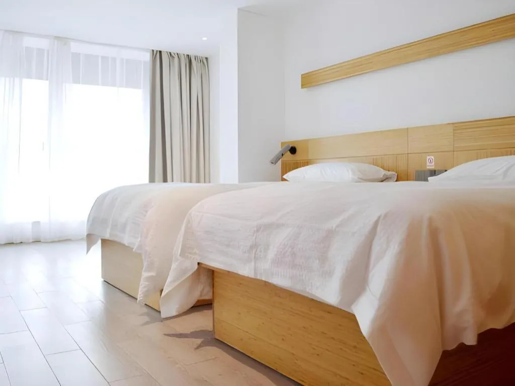 Bed in Meijin All Suites Hotel Suzhou