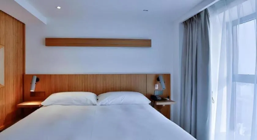 Bed in Meijin All Suites Hotel Suzhou