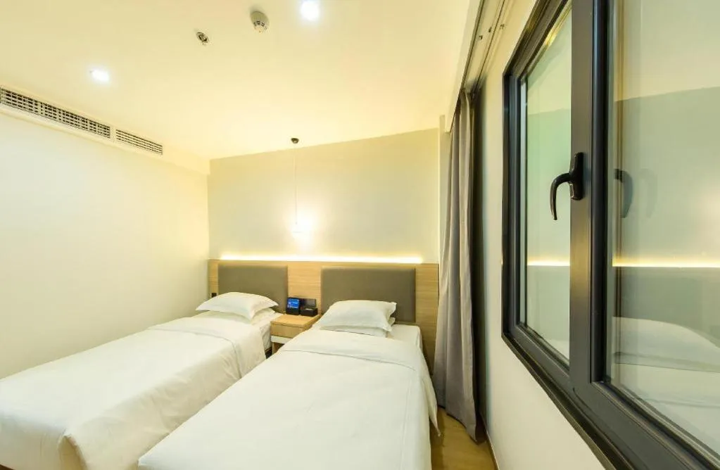Bed in Borrman Hotel South Beijing Railway Station Caoqiao Station