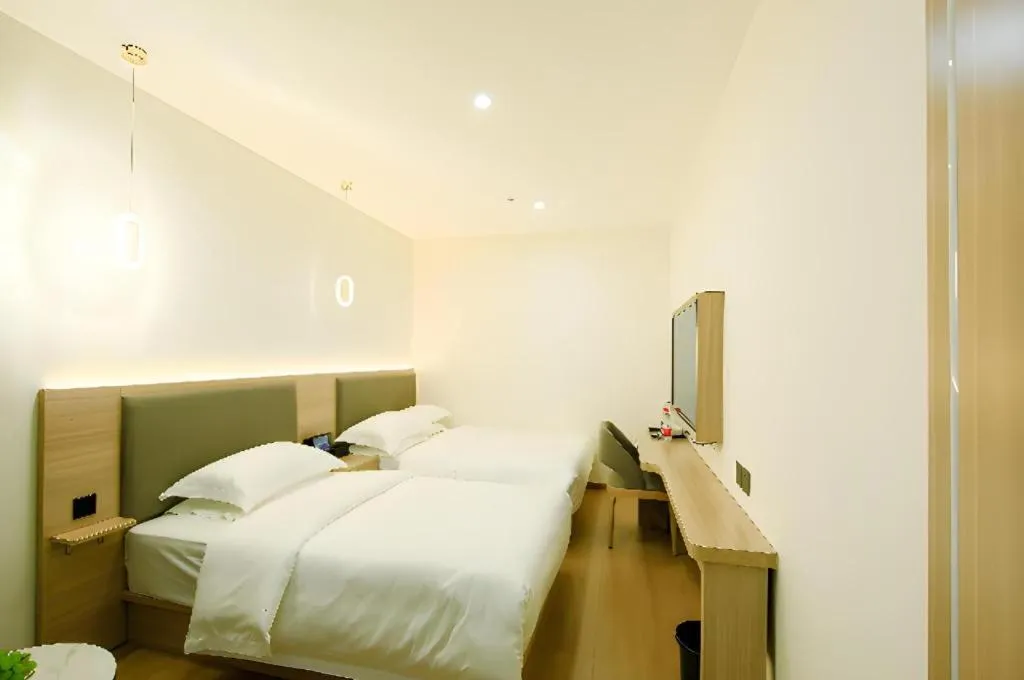 Bed in Borrman Hotel South Beijing Railway Station Caoqiao Station