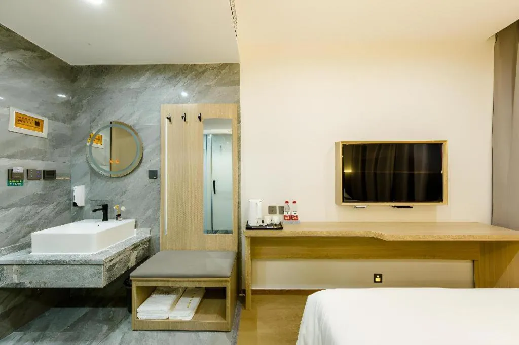 Bed in Borrman Hotel South Beijing Railway Station Caoqiao Station