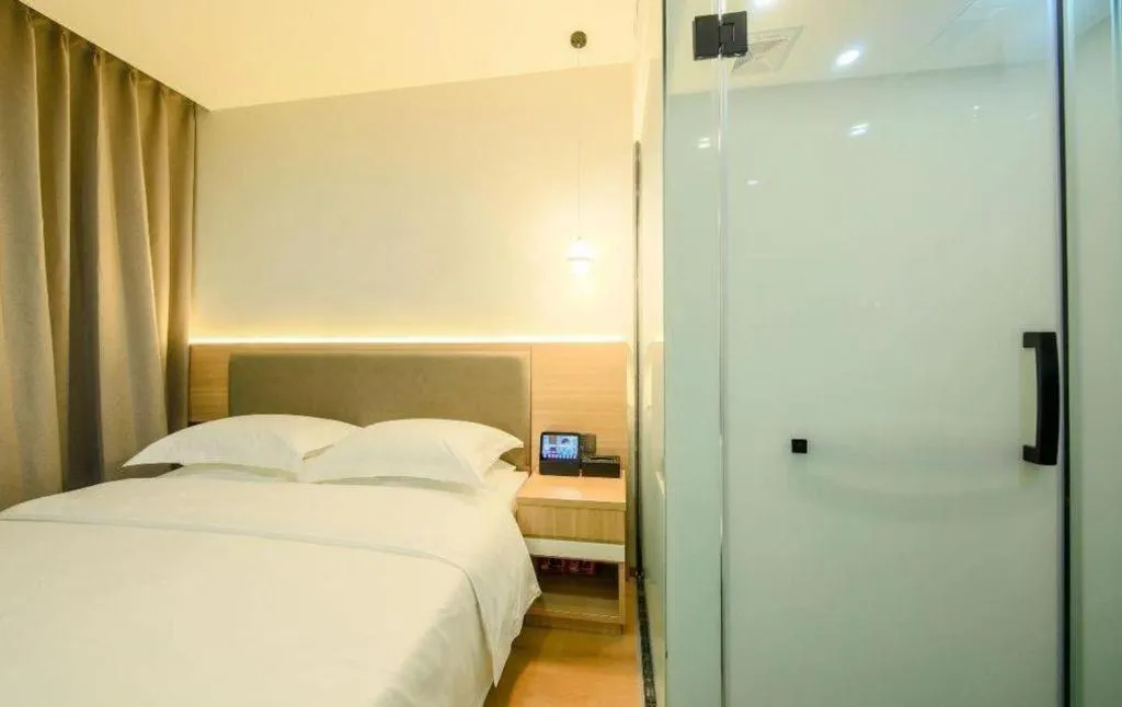 Bed in Borrman Hotel South Beijing Railway Station Caoqiao Station