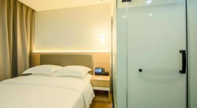 Bed in Borrman Hotel South Beijing Railway Station Caoqiao Station