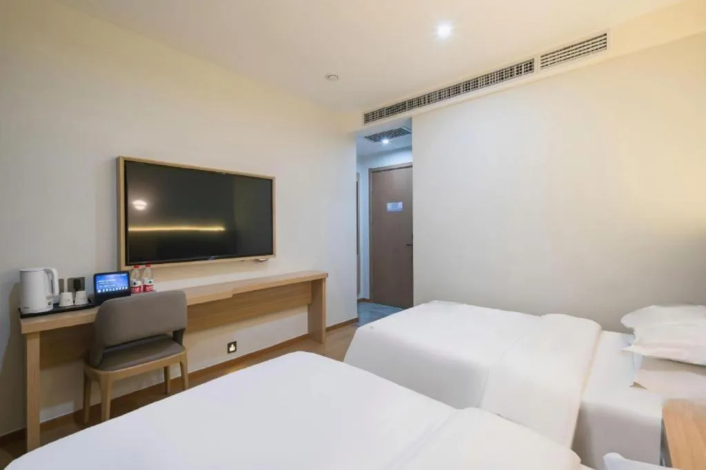 Bed in Borrman Hotel South Beijing Railway Station Caoqiao Station