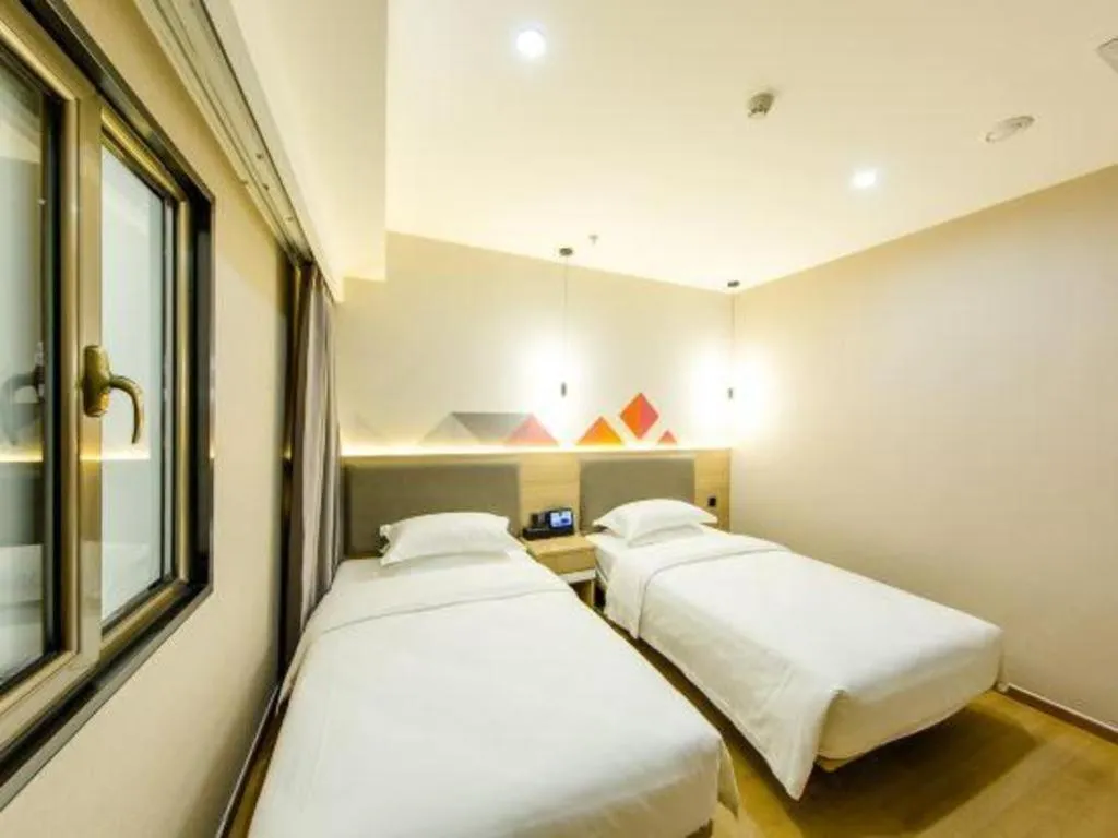 Bed in Borrman Hotel South Beijing Railway Station Caoqiao Station