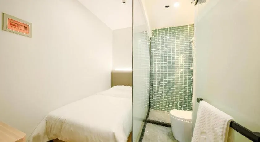 Bed in Borrman Hotel South Beijing Railway Station Caoqiao Station