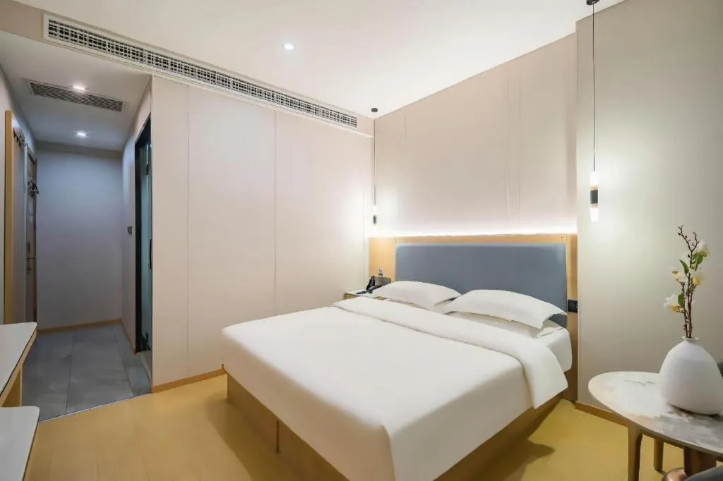 Bed in Borrman Hotel South Beijing Railway Station Caoqiao Station