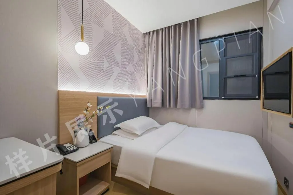 Bed in Borrman Hotel South Beijing Railway Station Caoqiao Station