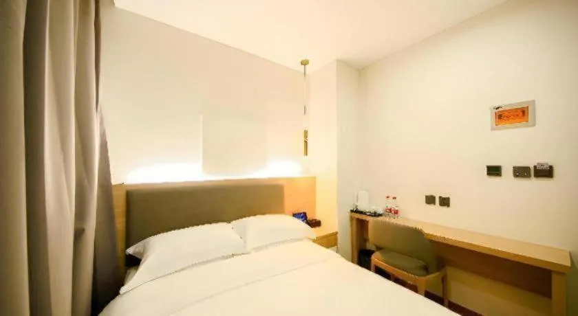 Bed in Borrman Hotel South Beijing Railway Station Caoqiao Station