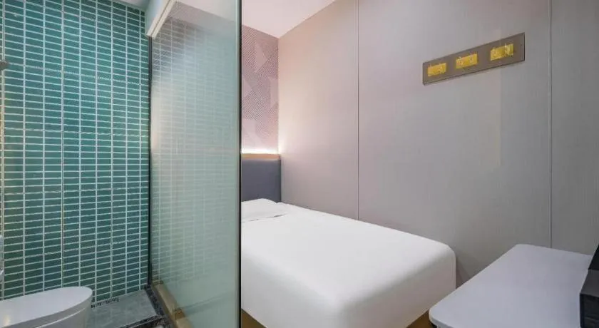 Bed in Borrman Hotel South Beijing Railway Station Caoqiao Station