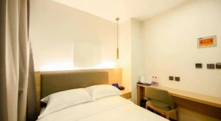 Bed in Borrman Hotel South Beijing Railway Station Caoqiao Station