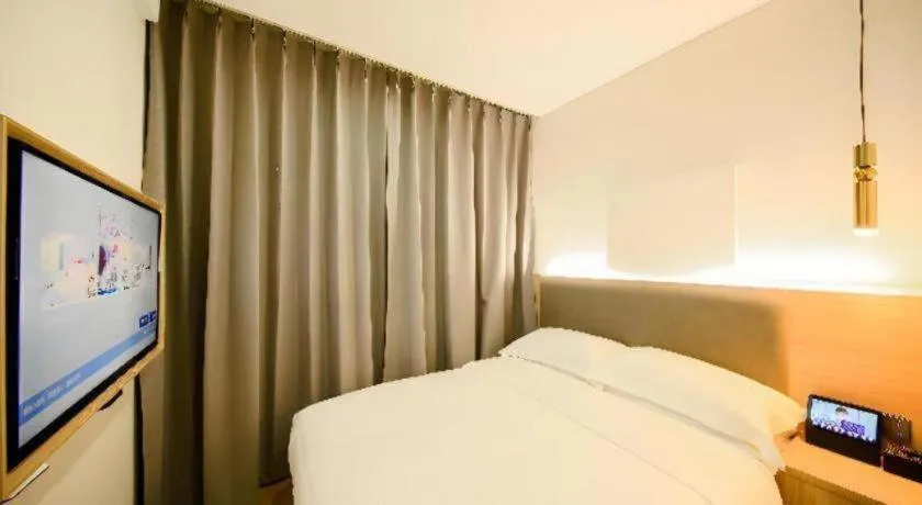 Bed in Borrman Hotel South Beijing Railway Station Caoqiao Station