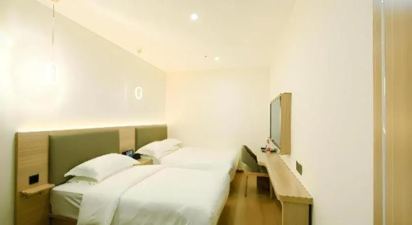 Bed in Borrman Hotel South Beijing Railway Station Caoqiao Station