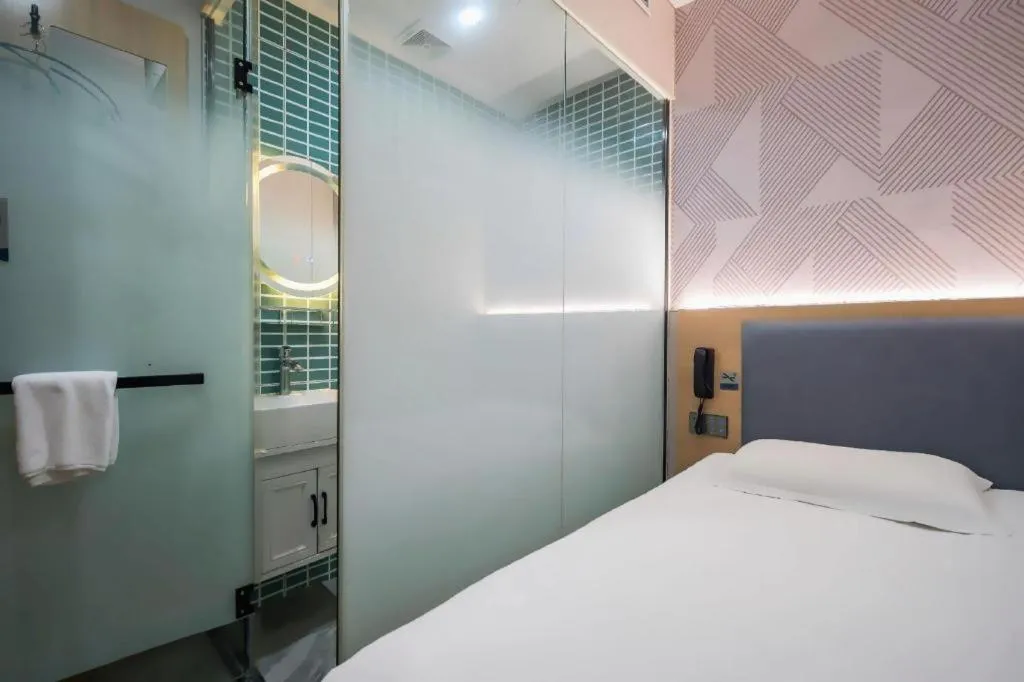 Bed in Borrman Hotel South Beijing Railway Station Caoqiao Station