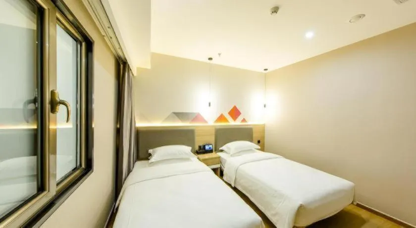 Bed in Borrman Hotel South Beijing Railway Station Caoqiao Station