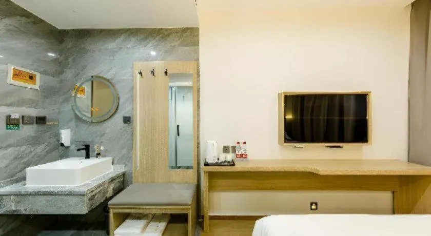 Bed in Borrman Hotel South Beijing Railway Station Caoqiao Station