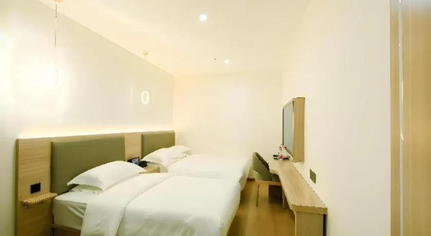 Bed in Borrman Hotel South Beijing Railway Station Caoqiao Station