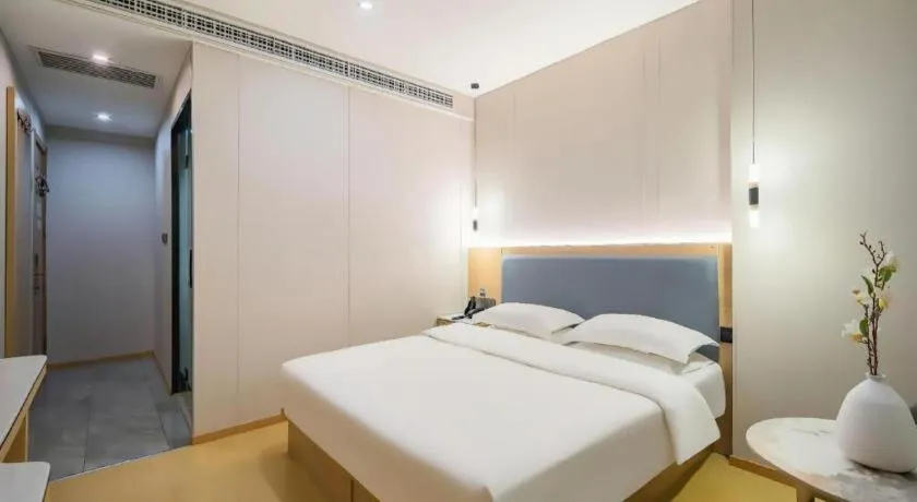 Bed in Borrman Hotel South Beijing Railway Station Caoqiao Station