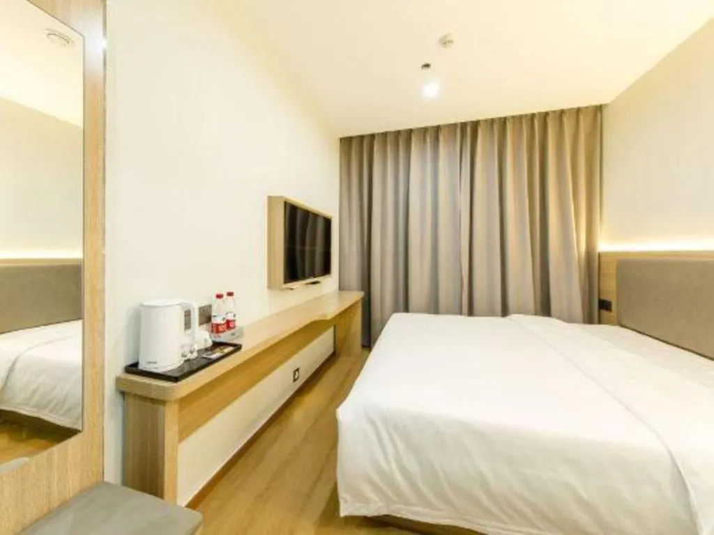 Bed in Borrman Hotel South Beijing Railway Station Caoqiao Station