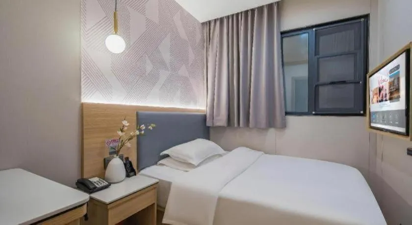 Bed in Borrman Hotel South Beijing Railway Station Caoqiao Station