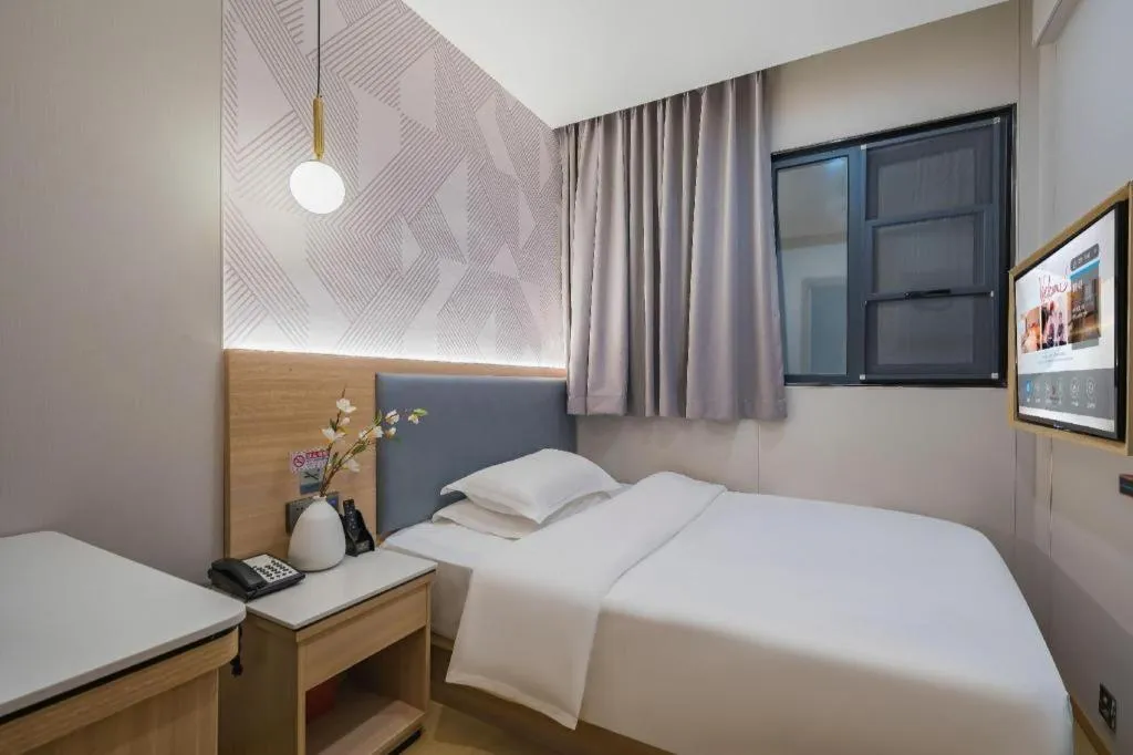 Bed in Borrman Hotel South Beijing Railway Station Caoqiao Station