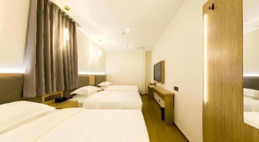 Bed in Borrman Hotel South Beijing Railway Station Caoqiao Station