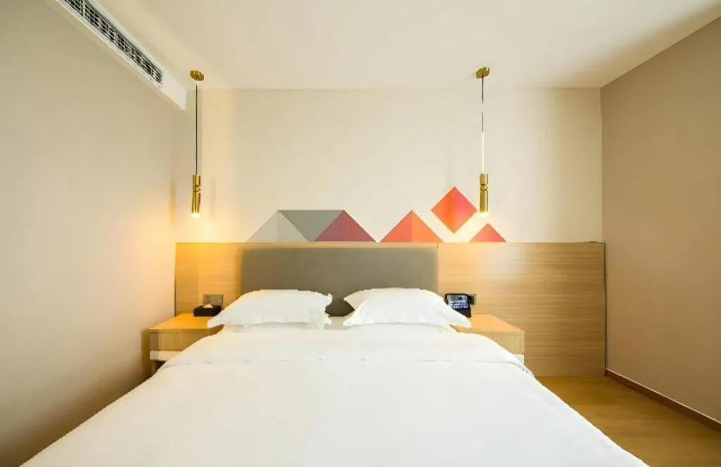 Bed in Borrman Hotel South Beijing Railway Station Caoqiao Station