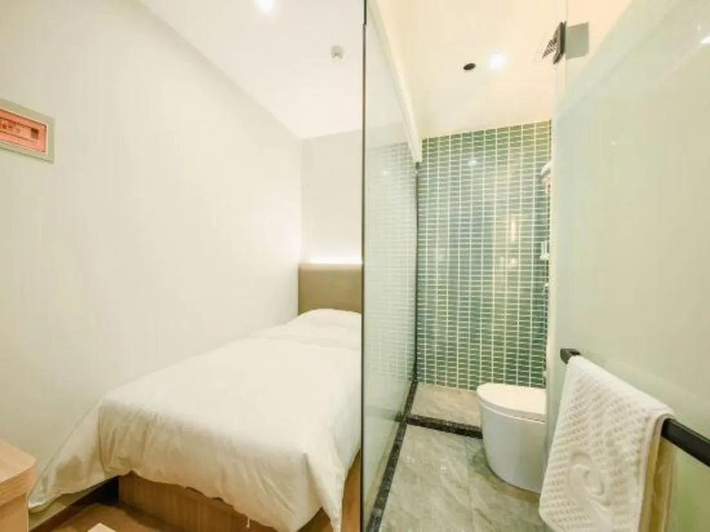 Bed in Borrman Hotel South Beijing Railway Station Caoqiao Station