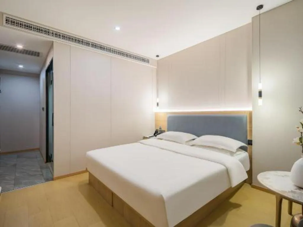 Bed in Borrman Hotel South Beijing Railway Station Caoqiao Station