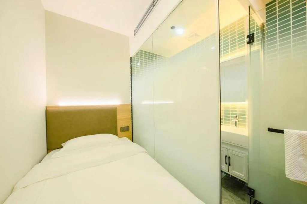 Bed in Borrman Hotel South Beijing Railway Station Caoqiao Station