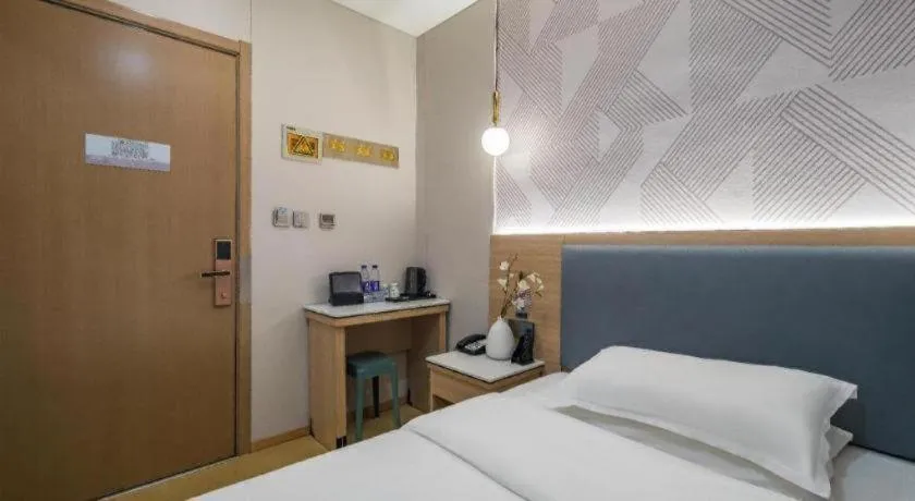 Bed in Borrman Hotel South Beijing Railway Station Caoqiao Station